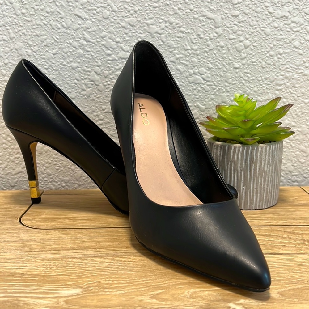 New black Aldo pump with gold heel detail